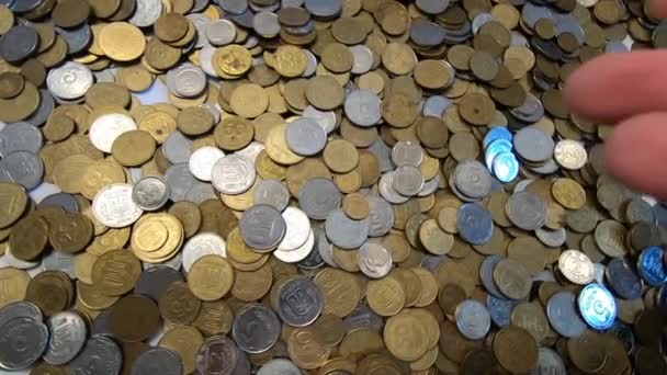 Monedas blancas y amarillas caen a la superficie de las monedas de primer plano. — Vídeos de Stock