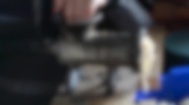Arka plan bulanık. Karpat Dağları 'nda bryndza feta peyniri üretimi