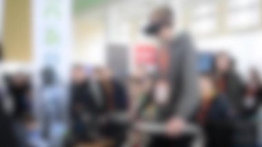 Arka plan bulanık. Genç adam sanal gerçeklik kaskı kullanıyor. Artırılmış gerçeklik
