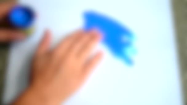 Fundo desfocado. Pintura azul dedos revestimento superfície branca vista superior — Vídeo de Stock