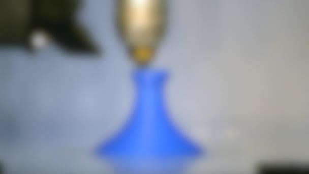 Wazige achtergrond. 3D printer afdrukken geïsoleerd blauw object close-up — Stockvideo
