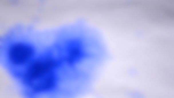 Fondo borroso. Gotas de pintura azul que gotean mojadas sobre papel blanco de cerca — Vídeos de Stock