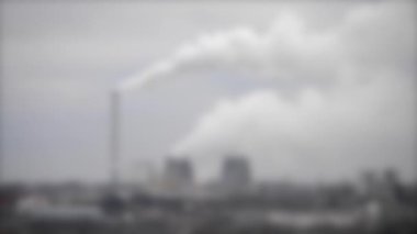 Arka plan bulanık. Gri bulutlu bir günde termik santralin genel görünümü