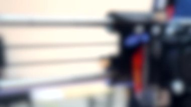 Arka plan bulanık. 3D yazıcı çalıştırma ve oluşturma süreci