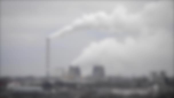 Размытое прошлое. Общий вид теплоэлектростанции в серый облачный день — стоковое видео