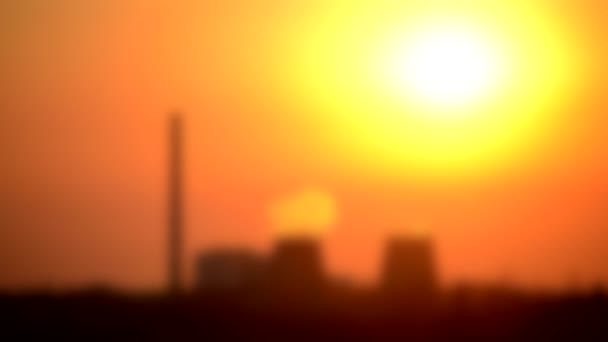 Розмитий фон. Теплова електростанція крупним планом під час світанку, сутінки — стокове відео