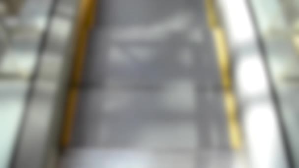 Розмитий фон. Порожній ескалатор крупним планом і сонячне світло Індорес — стокове відео