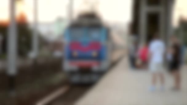 背景がぼやけている。鉄道駅での列車の到着 — ストック動画