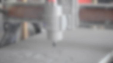 Arka plan bulanık. Değirmen makinesi beyaz bir yüzeye yakın çekim yapıyor.