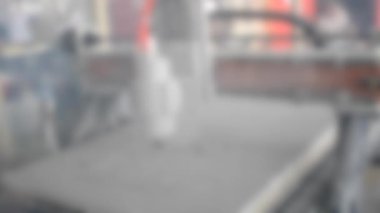 Arka plan bulanık. Değirmen makinesi beyaz bir yüzeye yakın çekim yapıyor.