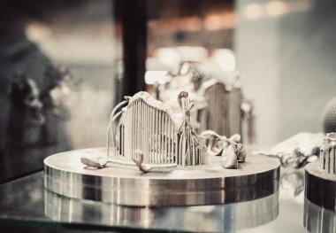 Metal 3D yazıcıya yakın plan basılmış. Nesne lazer sindirim makinesine basılmış. Metal tozundan modern 3D yazıcı baskısı. Kavramsal katkı maddesi DMLS, SLM, SLS