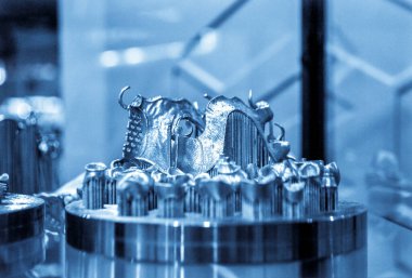 Metal 3D yazıcıya yakın plan basılmış. Nesne lazer sindirim makinesine basılmış. Metal tozundan modern 3D yazıcı baskısı. Kavramsal katkı maddesi DMLS, SLM, SLS 3D yazdırma teknolojisi