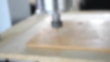 Arka plan bulanık. Küçük değirmen makinesi tahtayı yakın plan oyuyor, HD 1080