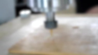 Arka plan bulanık. Küçük değirmen makinesi tahtayı yakın plan oyuyor, HD 1080