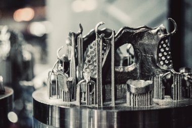 Metal 3d yazıcıya yakın çekimde yazdırılan nesne