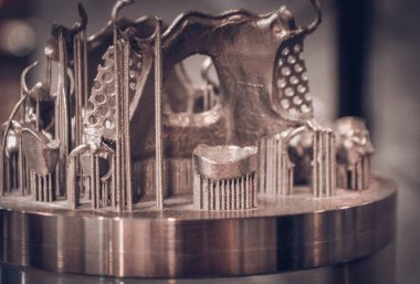Metal 3d yazıcıya yakın çekimde yazdırılan nesne