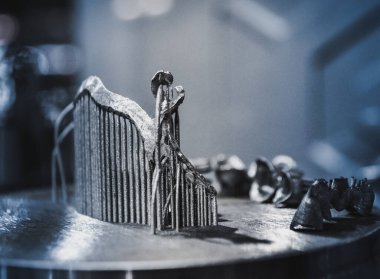Metal 3d yazıcıya yakın çekimde yazdırılan nesne