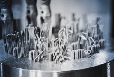 Metal 3d yazıcıya yakın çekimde yazdırılan nesne