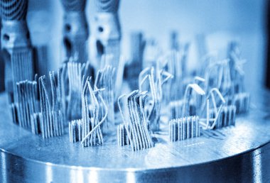 Metal 3d yazıcıya yakın çekimde yazdırılan nesne