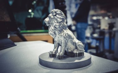 Metal 3d yazıcıya yakın çekimde yazdırılan nesne