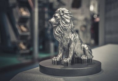 Metal 3d yazıcıya yakın çekimde yazdırılan nesne.