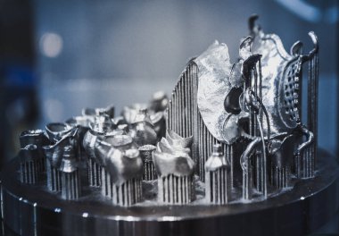 Metal 3d yazıcıya yakın çekimde yazdırılan nesne.
