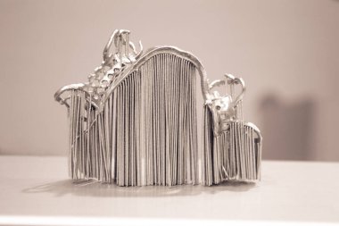 Metal tozundan metal 3D yazıcıya basılmış nesne.