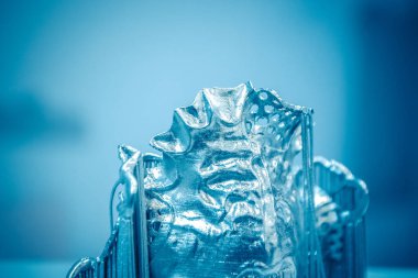 Lazer sindirim makinesine basılmış diş kaplamaları.