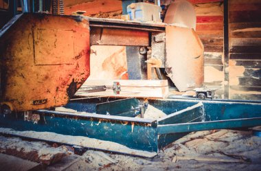 Bıçkıhane. bıçkıhane makinesindeki makine kayıtları ağaç gövdesini testereyle keser