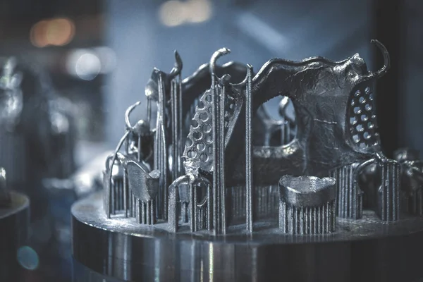 Объект, отпечатанный на металлическом 3D принтере крупным планом — стоковое фото