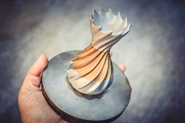 Объект, отпечатанный из металлического порошка на 3D принтере.