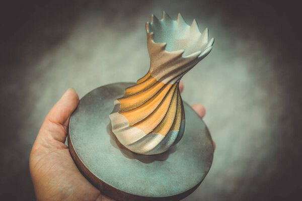 Объект, отпечатанный из металлического порошка на 3D принтере.