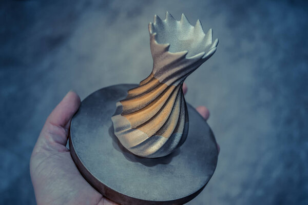 Объект, отпечатанный из металлического порошка на 3D принтере.