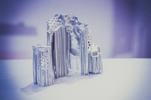 Zubní korunky vytištěné v laserovém slinovacím stroji. Moderní 3D tiskárna — Stock fotografie