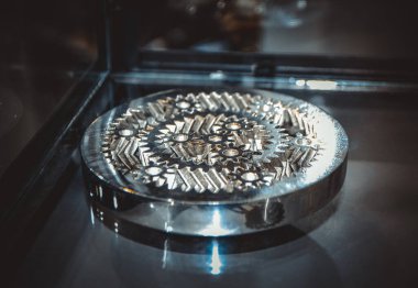 Metal 3d yazıcıya yakın çekimde yazdırılan nesne.