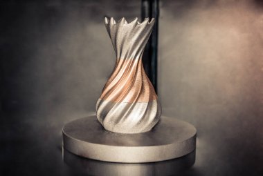 Metal 3d yazıcıya yakın çekimde yazdırılan nesne.