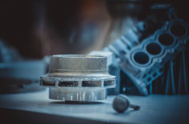 Metal 3D yazıcıya yazdırılmış nesneyi tutan adam.