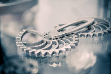 Metal 3d yazıcıya yakın çekimde yazdırılan nesne