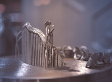 Metal 3d yazıcıya yakın çekimde yazdırılan nesne