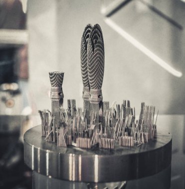 Metal 3d yazıcıya yakın çekimde yazdırılan nesne