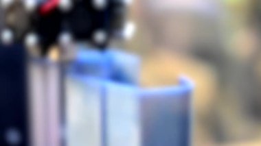 Arka plan bulanık. 3d yazıcı gri soyut nesne inşa ediyor