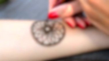 Arka plan bulanık. Yakın planda Mehendi Dreamcatcher 'ı çizmek. Hızlı video