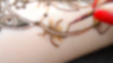Arka plan bulanık. Mehendi, Henna uygulama süreci, Mehendi boyama,