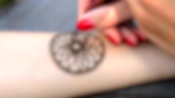 Fundo desfocado. Desenho mehendi Dreamcatcher em um close-up mão. Vídeo rápido — Vídeo de Stock