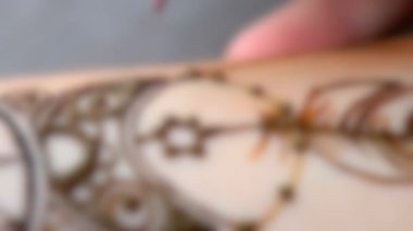 Arka plan bulanık. Mehendi, Henna uygulama süreci, Mehendi boyama,
