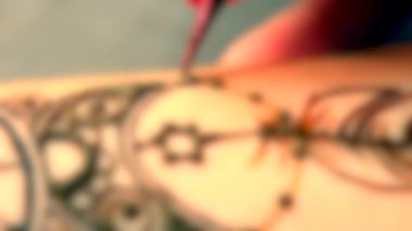 Arka plan bulanık. Mehendi, Henna uygulama süreci, Mehendi boyama