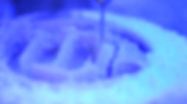 Arka plan bulanık. Diş değirmeni makinesi şekil oyuyor