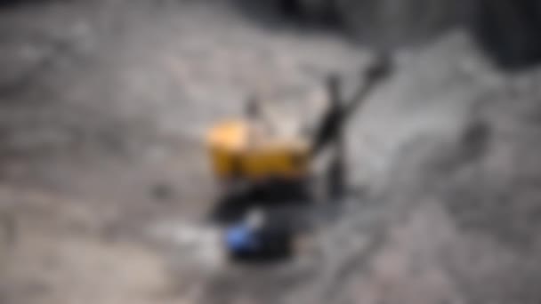 模糊的背景。花岗岩采石场大型工业挖掘机工程 — 图库视频影像