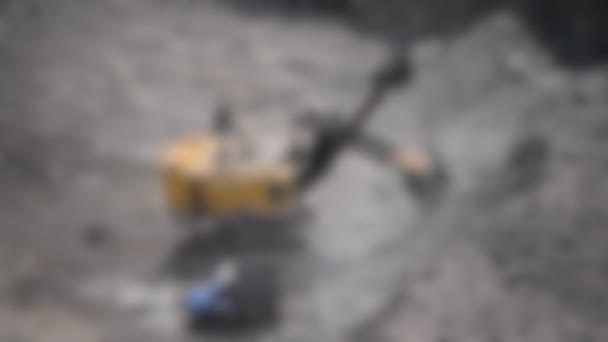 背景がぼやけている。タイムラプス大規模な掘削機のバケツは石花崗岩をすくい取る — ストック動画