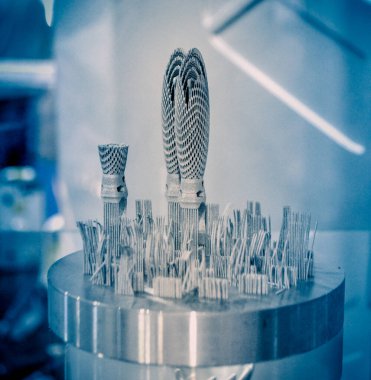 Metal 3d yazıcıya yakın çekimde yazdırılan nesne